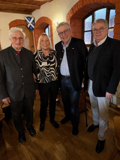 Im Gespra╠êch Im Gespräch • Gisela von Quast und Dr. Christoph von Quast mit Luitpold Prinz von Bayern (1. von links) und Staatsminister a.D. Dr. Thomas Goppel (3. von links)