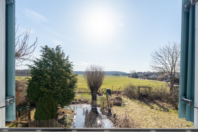 Ausblick über die Felder am Ortsrand von Geltendorf Blick aus dem Fenster der Doppelhaushälfte über Wiesen und Felder am Ortsrand von Geltendorf
