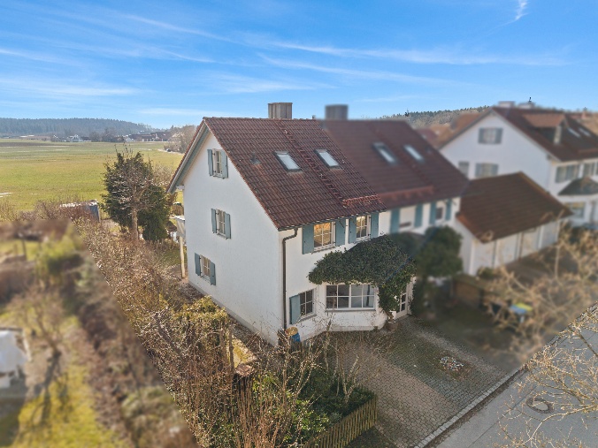 Doppelhaushälfte in Geltendorf – erfolgreich verkauft von von Quast Immobilien Verkaufte Doppelhaushälfte im Landhausstil am Ortsrand von Geltendorf, Luftaufnahme