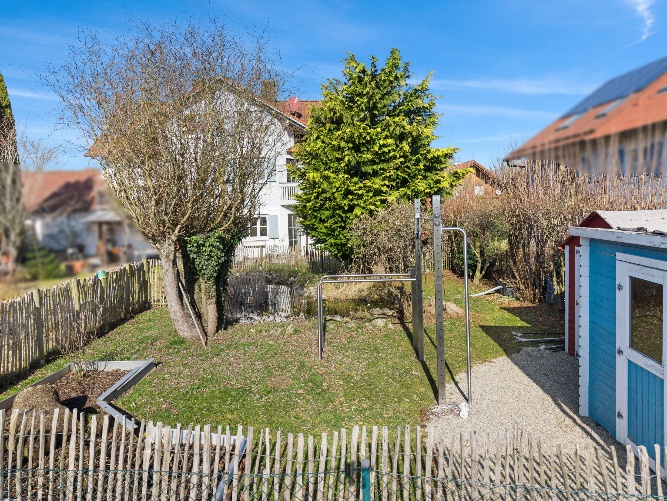 Garten der Doppelhaushälfte in Geltendorf Familienfreundlicher Garten der Doppelhaushälfte in Geltendorf mit Spielgeräten und Gartenhaus