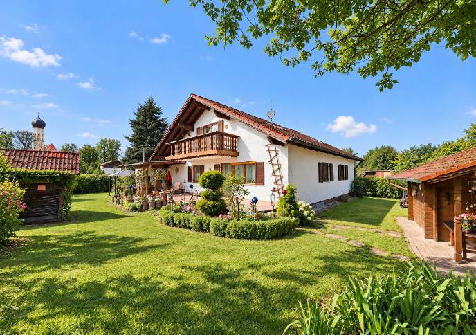 Weitläufiger Garten auf der Südseite des verkauften Einfamilienhauses in Walleshausen bei Geltendorf