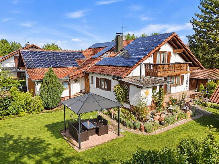 Einfamilienhaus in Walleshausen bei Geltendorf mit Photovoltaikanlage auf dem Dach und Terrasse im Garten